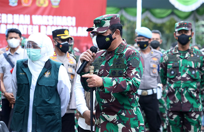 Peninjauan Serbuan Vaksinasi dan berdialog langsung dengan masyarakat di Alun-alun Kabupaten Bangkalan, Madura, Jawa Timur, Jumat (18/6/2021).