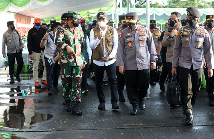 Peninjauan Serbuan Vaksinasi dan berdialog langsung dengan masyarakat di Alun-alun Kabupaten Bangkalan, Madura, Jawa Timur, Jumat (18/6/2021).
