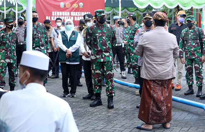 Peninjauan Serbuan Vaksinasi dan berdialog langsung dengan masyarakat di Alun-alun Kabupaten Bangkalan, Madura, Jawa Timur, Jumat (18/6/2021).