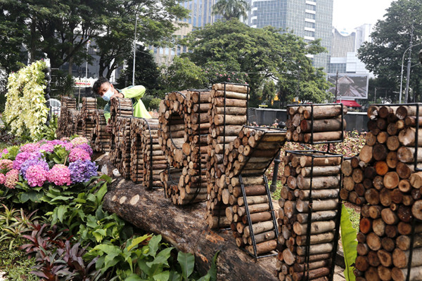 Petugas Suku Dinas Kehutanan DKI Jakarta menyelesaikan hiasan bertuliskan Jakarta Bangkit di kawasan Patung Kuda, Jakarta, Minggu (20/6/2021).