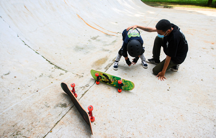 Sejumlah anak saat berlatih Skateboard bersama Coach dari Green Skate Lesson (GSL) di Green Skatepark, TMII, Jakarta, Minggu (20/6/2021).