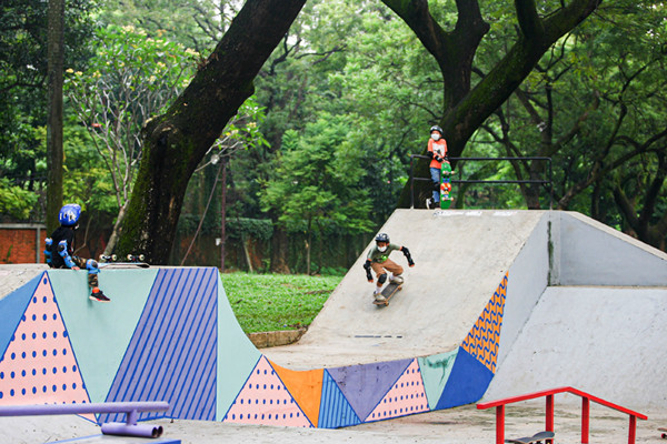 Sejumlah anak saat berlatih Skateboard bersama Coach dari Green Skate Lesson (GSL) di Green Skatepark, TMII, Jakarta, Minggu (20/6/2021).