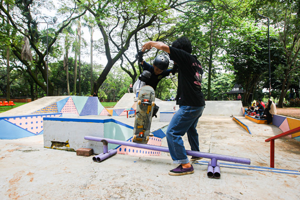 Sejumlah anak saat berlatih Skateboard bersama Coach dari Green Skate Lesson (GSL) di Green Skatepark, TMII, Jakarta, Minggu (20/6/2021).