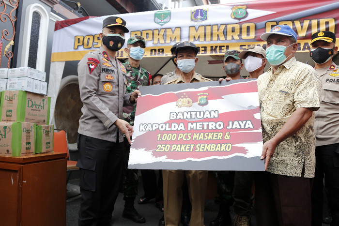 Wakapolda Metro Jaya Bigjen Pol Hendro Pandowo menyerahkan bantuan di Posko PPKM Mikro di RW 03 Kelurahan Sumur Batu, Kemayoran, Minggu (20/6/2021).