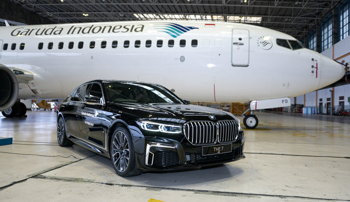 Garuda Indonesia dan BMW Indonesia menjalin kerja sama layanan Prestige Service di GMF AeroAsia, Tangerang, Banten, Jumat (19/6/2021).