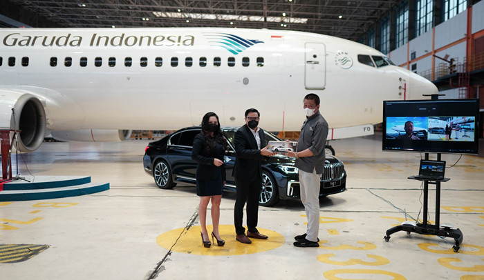 Garuda Indonesia dan BMW Indonesia menjalin kerja sama layanan Prestige Service di GMF AeroAsia, Tangerang, Banten, Jumat (19/6/2021).