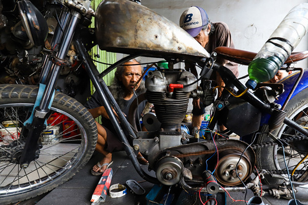 Ipin (49) sedang menyelesaikan motor rakitan di classic Batavia garage, Jakarta Selatan, Senin (21/6/2021).