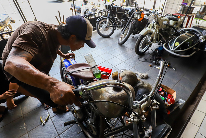 Ipin (49) sedang menyelesaikan motor rakitan di classic Batavia garage, Jakarta Selatan, Senin (21/6/2021).