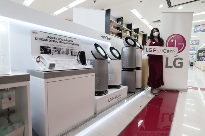 Model berpose di LG PuriCare 360Â° Air Purifier di Jakarta, Selasa (22/6/2021).
