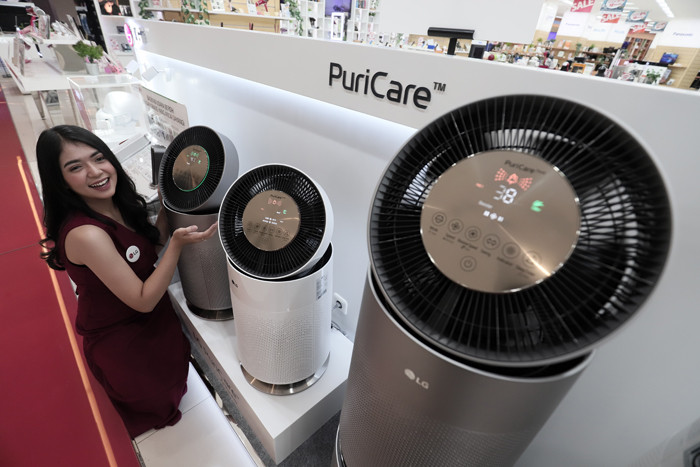 Model berpose di LG PuriCare 360Â° Air Purifier di Jakarta, Selasa (22/6/2021).