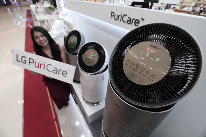 Model berpose di LG PuriCare 360Â° Air Purifier di Jakarta, Selasa (22/6/2021).