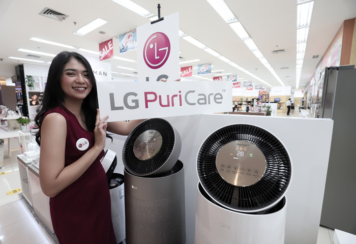 Model berpose di LG PuriCare 360Â° Air Purifier di Jakarta, Selasa (22/6/2021).