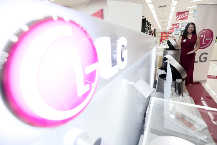 Model berpose di LG PuriCare 360Â° Air Purifier di Jakarta, Selasa (22/6/2021).