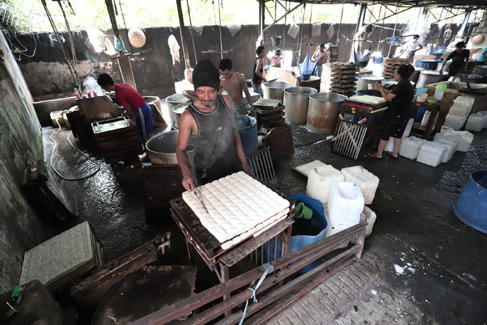 Pekerja menyelesaikan pembuatan tahu disalah-satu pabrik tahu di kawasan Jakarta Selatan, kemarin.