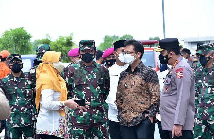 Peninjauan isolasi terpusat Orang Tanpa Gejala (OTG) dan Kelurahan Rorotan di wilayah Cilincing, Jakarta Utara, Selasa (22/6/2021).