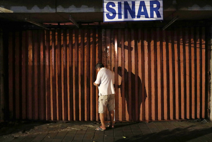Pedagang merapikan daganganya saat jam pembatasan kegiatan masyarakat di kawasan Sabang, Jakarta, Senin (21/6/2021).