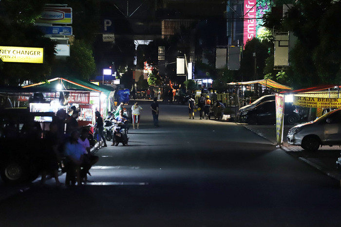 Pedagang merapikan daganganya saat jam pembatasan kegiatan masyarakat di kawasan Sabang, Jakarta, Senin (21/6/2021).