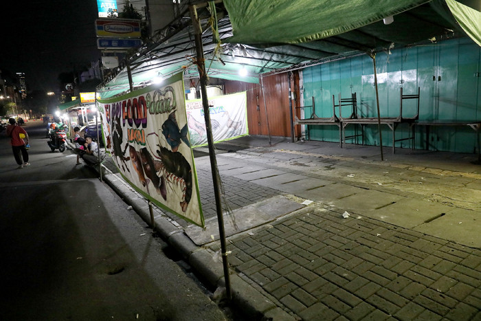 Pedagang merapikan daganganya saat jam pembatasan kegiatan masyarakat di kawasan Sabang, Jakarta, Senin (21/6/2021).