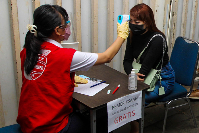 Petugas PT KAI Commuter melakukan tes antigen kepada calon penumpang di Stasiun Manggarai, Jakarta, Senin (21/6/2021).