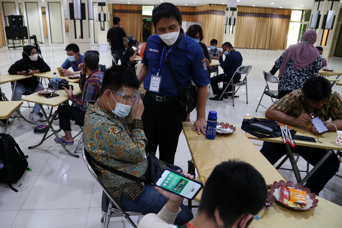 Pelatihan Informasi dan Teknologi Dalam Pemanfaatan Aplikasi E-Commerce dan Media Sosial Untuk Difabel Netra, di Surabaya, Jawa Timur, Selasa (22/6/2021).