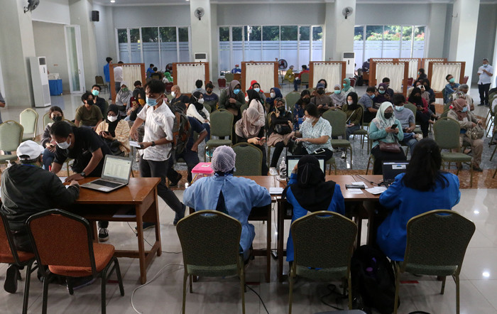 Tenaga Kesehatan menyuntikkan vaksin Covid-19 Sinovac kepada mahasiswa di Sentra Vaksinasi Covid-19 Indonesia Bangkit, Jakarta, Selasa (22/6/2021).
