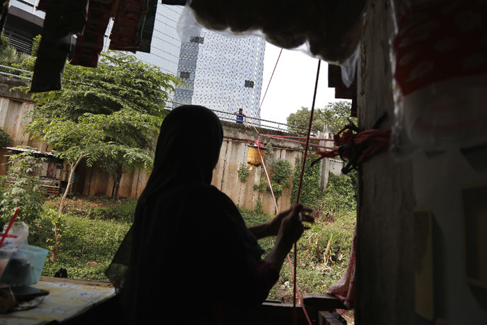 Sukarni (47) melayani pembeli di warung derek di kawasan Kampung Kebalen, Mampang, Jakarta Selatan, Selasa (22/6/2021).