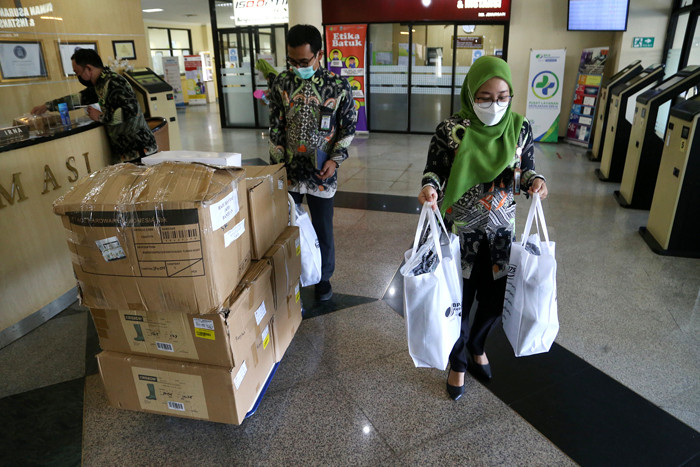 Kepala BP Jamsostek Surabaya Rungkut Rudi Susanto (kanan) menyerahkan bantuan APD Covid-19 lengkap di RSI Jemursari Surabaya, Jawa Timur, Rabu (23/6/2021).