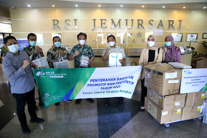 Kepala BP Jamsostek Surabaya Rungkut Rudi Susanto (kanan) menyerahkan bantuan APD Covid-19 lengkap di RSI Jemursari Surabaya, Jawa Timur, Rabu (23/6/2021).