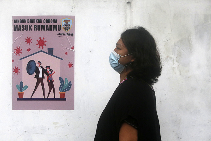 Warga beraktivitas saat penerapan mikro lockdown di zona merah Covid-19, Gandaria Selatan, Jakarta, Rabu (23/6/2021).