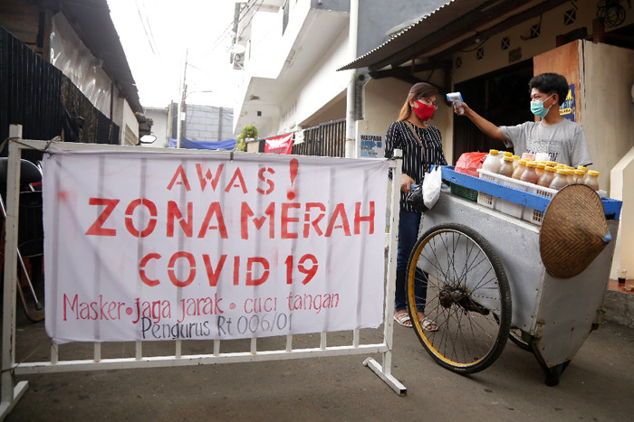 Warga beraktivitas saat penerapan mikro lockdown di zona merah Covid-19, Gandaria Selatan, Jakarta, Rabu (23/6/2021).
