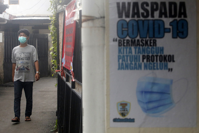 Warga beraktivitas saat penerapan mikro lockdown di zona merah Covid-19, Gandaria Selatan, Jakarta, Rabu (23/6/2021).