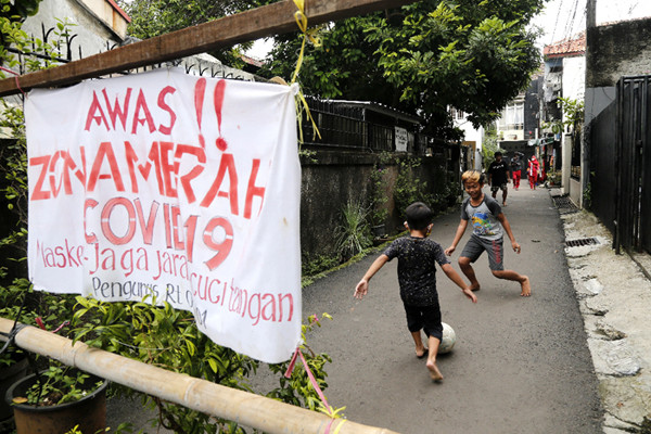 Warga beraktivitas saat penerapan mikro lockdown di zona merah Covid-19, Gandaria Selatan, Jakarta, Rabu (23/6/2021).