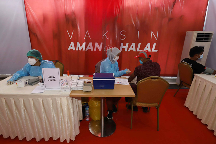 Polda Metro Jaya bersama dengan Mayora Group dan Kemenkes menjalankan program vaksinasi massal dengan tema â€œNyok! Kite Vaksinâ€.