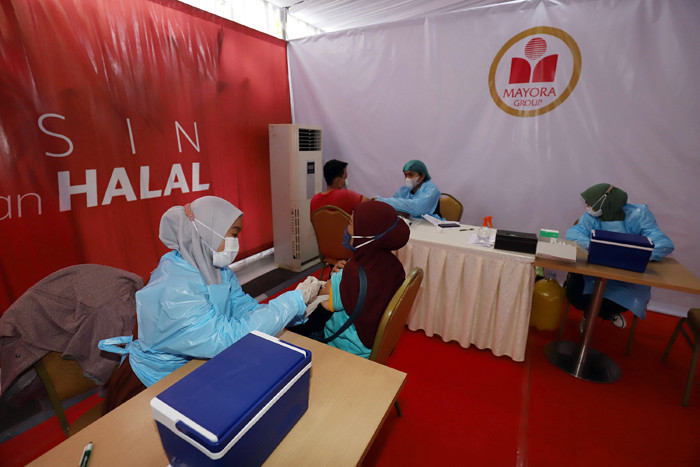 Polda Metro Jaya bersama dengan Mayora Group dan Kemenkes menjalankan program vaksinasi massal dengan tema â€œNyok! Kite Vaksinâ€.