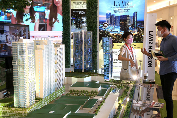 Pembukaan Pakuwon Group Property Exhibition di Fashion Atrium Pakuwon Mall Surabaya, Jawa Timur, Rabu (23/6/2021).
