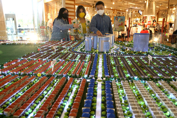 Pembukaan Pakuwon Group Property Exhibition di Fashion Atrium Pakuwon Mall Surabaya, Jawa Timur, Rabu (23/6/2021).