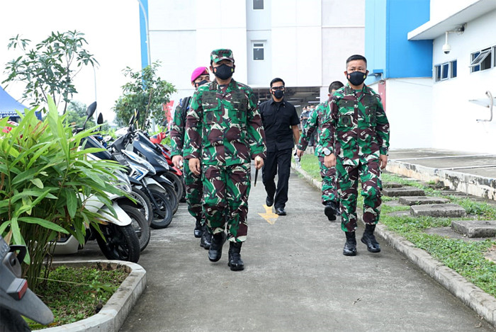 Panglima TNI Marsekal TNI Hadi Tjahjanto melakukan Inspeksi Mendadak (Sidak) di Rumah Susun Nagrak di Cilincing, Jakarta Utara, Rabu (23/6/2021).