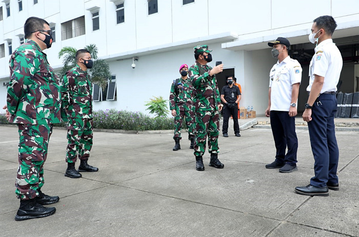 Panglima TNI Marsekal TNI Hadi Tjahjanto melakukan Inspeksi Mendadak (Sidak) di Rumah Susun Nagrak di Cilincing, Jakarta Utara, Rabu (23/6/2021).