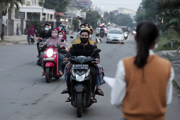 Warga mengenakan masker saat beraktivitas diluar rumah di kawasan, Puri Gading, Kota Bekasi, Jawa Barat, Kamis (24/6/2021).