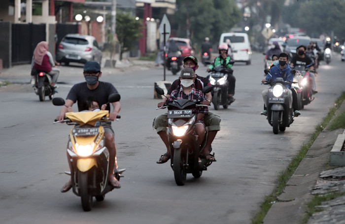 Warga mengenakan masker saat beraktivitas diluar rumah di kawasan, Puri Gading, Kota Bekasi, Jawa Barat, Kamis (24/6/2021).
