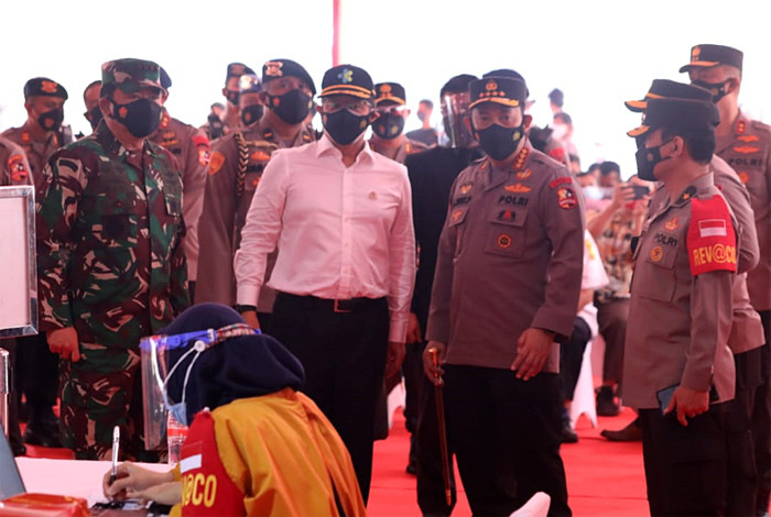 Vaksinasi massal dalam rangka Hari Bhayangkara ke-75 Tahun 2021 di Lapangan Bhayangkara, Jakarta Selatan, Kamis (24/6/2021).