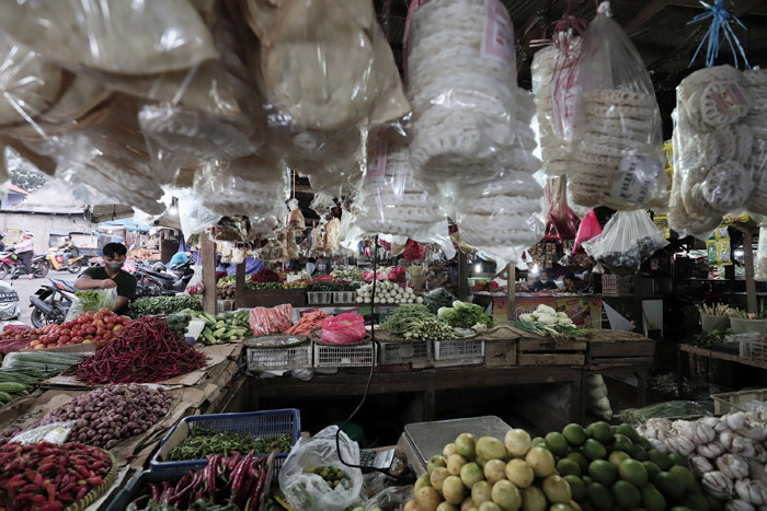 Penjual melayani pembeli di Pasar Kecapi, Kota Bekasi, Jawa Barat, Kamis (24/6/2021).
