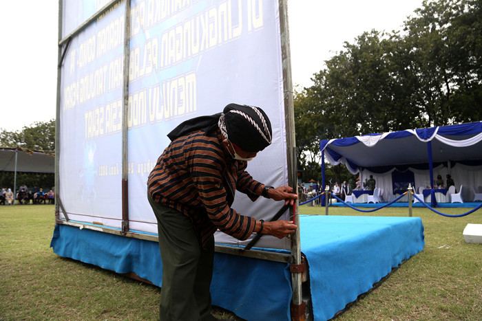 Pawang hujan asal Surabaya Mbah Purnomo atau Mbah Ghofur melakukan ritual di Lapangan Prapat Kurung, Surabaya, Jawa Timur, Kamis (24/6/2021).