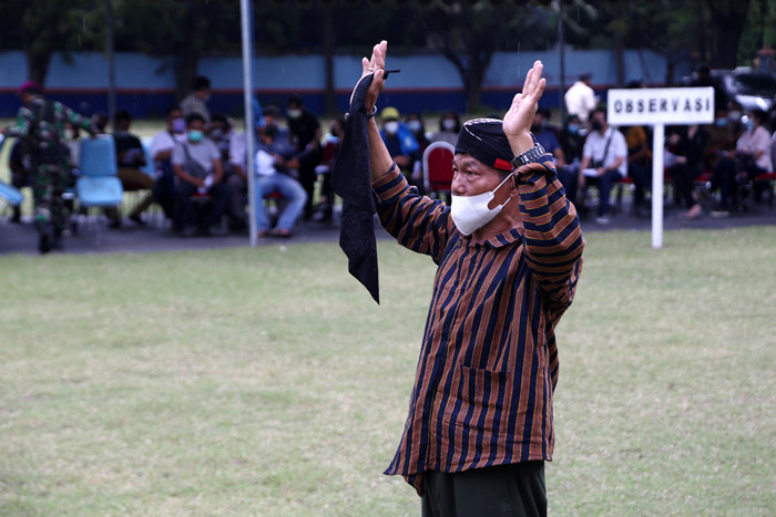 Pawang hujan asal Surabaya Mbah Purnomo atau Mbah Ghofur melakukan ritual di Lapangan Prapat Kurung, Surabaya, Jawa Timur, Kamis (24/6/2021).
