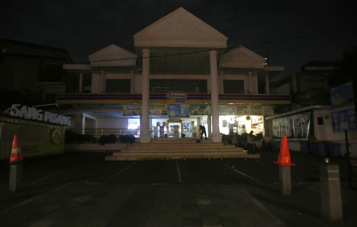 Petugas gabungan melakukan penyekatan di kawasan Kemang, Jakarta Selatan, Rabu (23/6/2021).