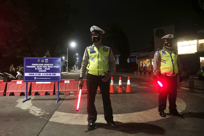 Petugas gabungan melakukan penyekatan di kawasan Kemang, Jakarta Selatan, Rabu (23/6/2021).
