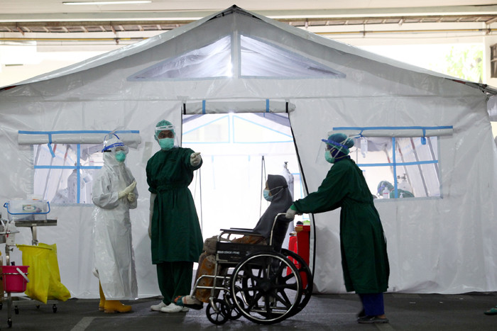 Petugas kesehatan menyiapkan peralatan medis saat akan menangani pasien Covid-19 di dalam tenda darurat UGD RS Cengkareng, Jakarta Barat, Kamis (24/6/2021).