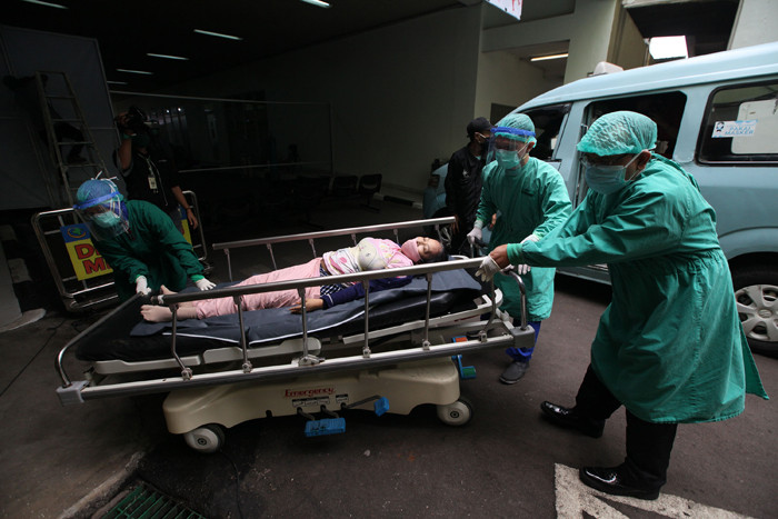 Petugas kesehatan menyiapkan peralatan medis saat akan menangani pasien Covid-19 di dalam tenda darurat UGD RS Cengkareng, Jakarta Barat, Kamis (24/6/2021).