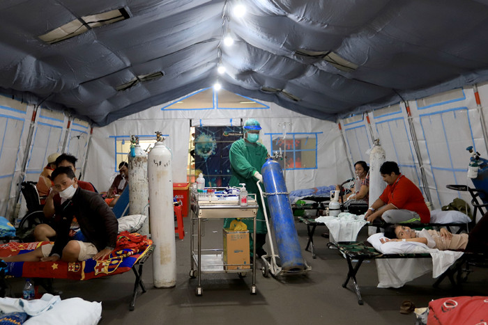 Petugas kesehatan menyiapkan peralatan medis saat akan menangani pasien Covid-19 di dalam tenda darurat UGD RS Cengkareng, Jakarta Barat, Kamis (24/6/2021).
