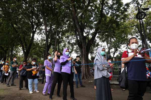 Serbuan Vaksinasi bagi masyarakat Pelabuhan Tanjung Perak di Lapangan Prapat Kurung, Surabaya, Jawa Timur, Kamis (24/6/2021).